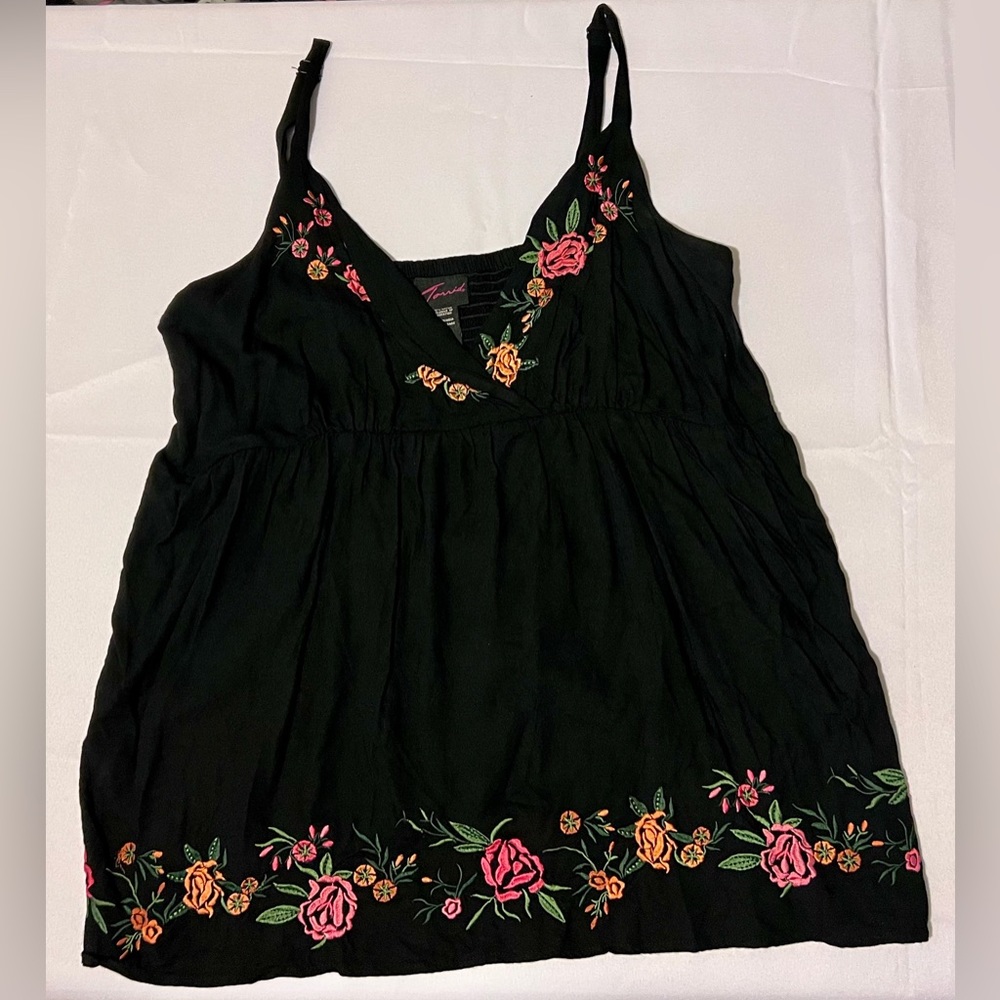 Women’s torrid embroidered rose tank top size 1 NWOT
